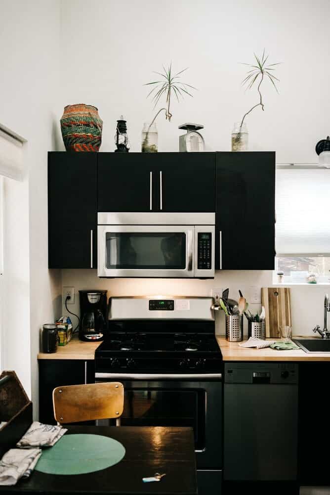 black and white kitchen design for a modern kitchen